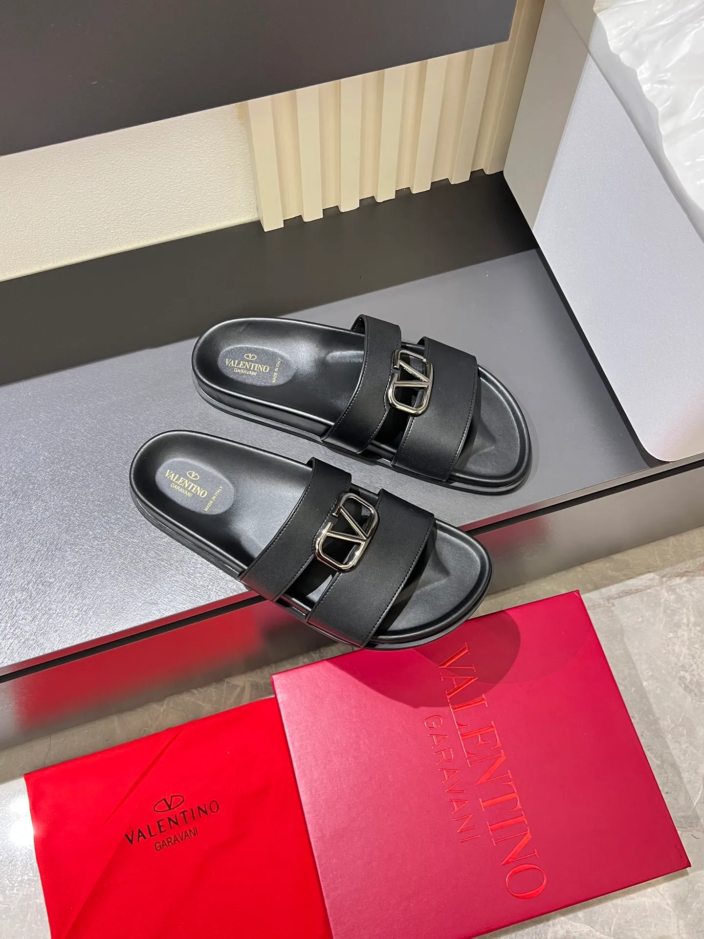 Men's shoes 💰p300 VALENTINO Men's 🧍‍♂️ Spring and summer new style metal logo flat slippers, elegant sandals, the same style worn by celebrities, original molding, imported calfskin. Rubber outsole. Soft and durable, full set of counter packaging size: 39-44 (.45.46 customized)